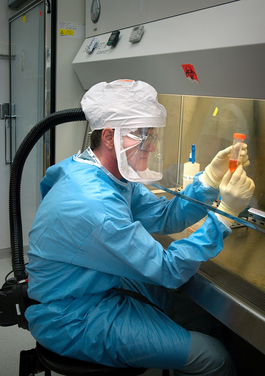 microbiologist-1332292_1280 microbiologist-1332292_1280